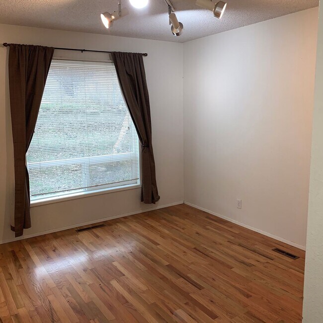 Building Photo - 919 S Garden Dr