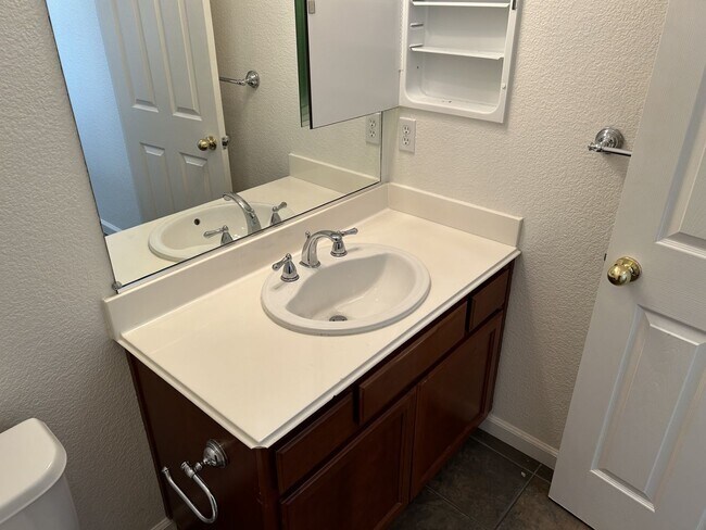 Foto del edificio - Fabulous Well Kept 4 Bedroom, 3.5 Bath, 32...