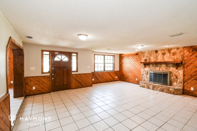 Building Photo - 2207 Diana Dr