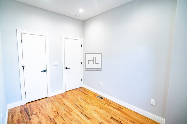 Foto del edificio - Newly renovated 3-bed/2-bath apt on HEMLOC...