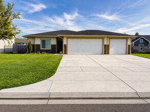 Building Photo - 4546 S Doris Ct