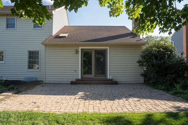 Building Photo - 922 Pinetree Way