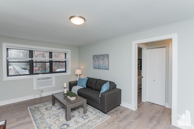 Building Photo - 525 W Surf