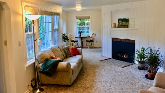 Sala de estar convertida en comedor - 1103 Brawne Avenue NW