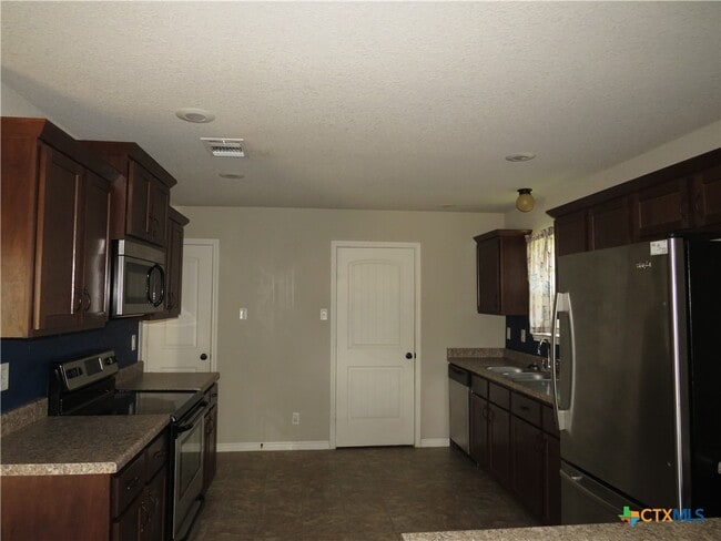 Building Photo - 2604 Hector Dr