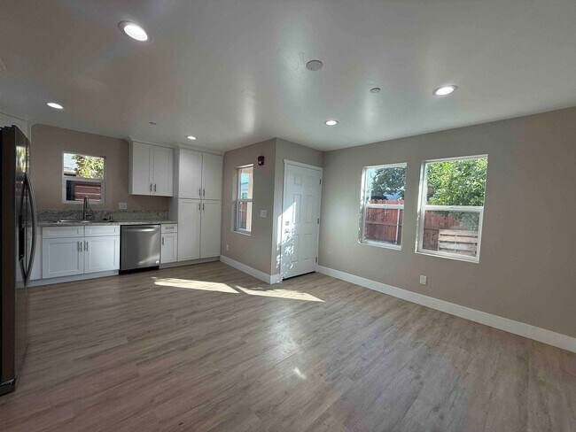 Foto del edificio - Brand New 1 Bedroom In Tahoe Park