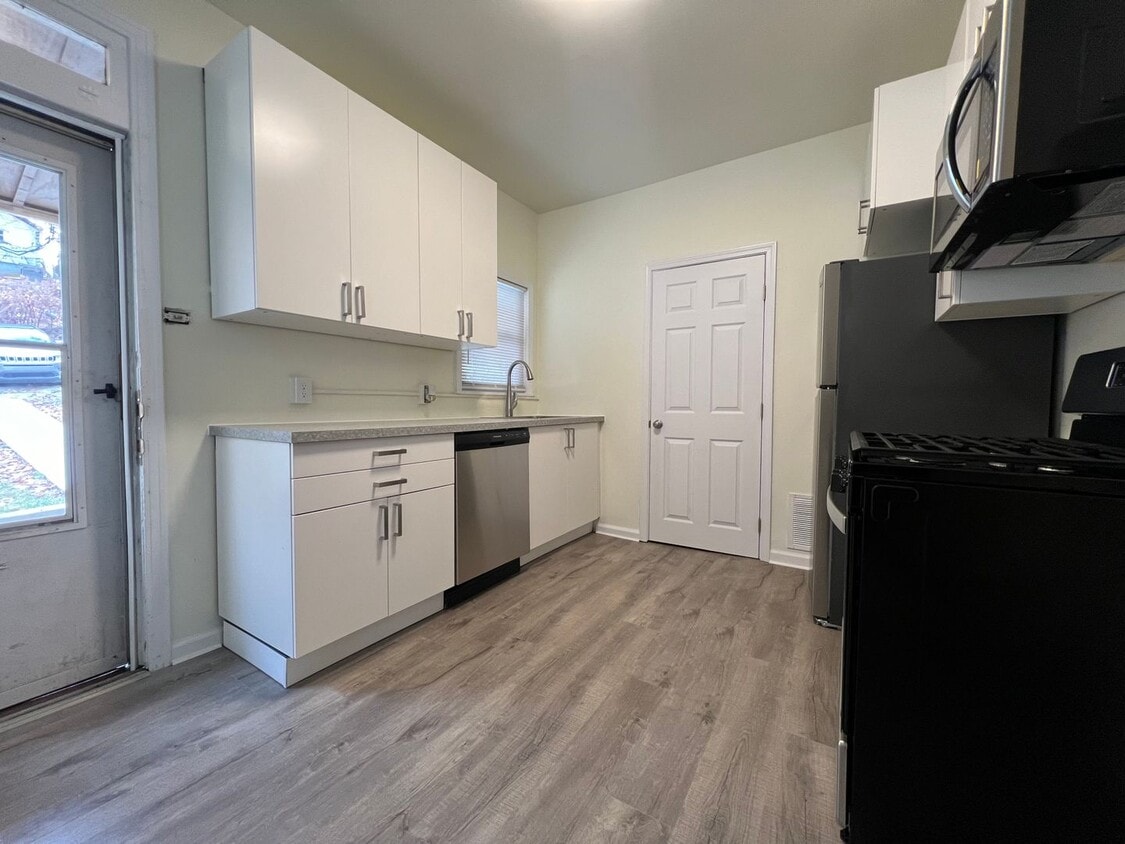 Foto principal - Updated 3br house with off street parking!