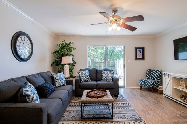 Building Photo - Conveniently Located Furnished Townhome in...