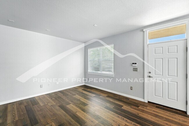 Building Photo - Cozy Townhome with Central AC and Washer/D...