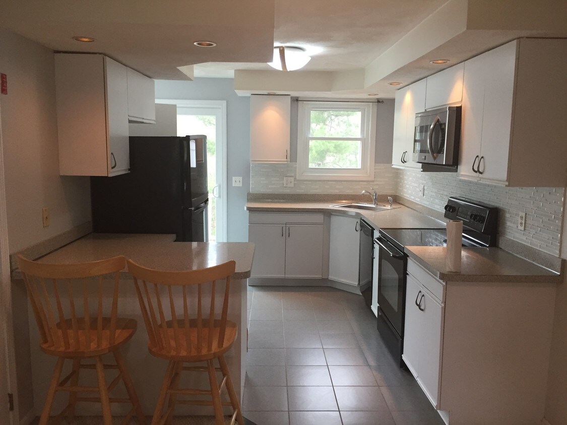 3399 Post Rd, Warwick, RI 02886 Condo for Rent in Warwick, RI