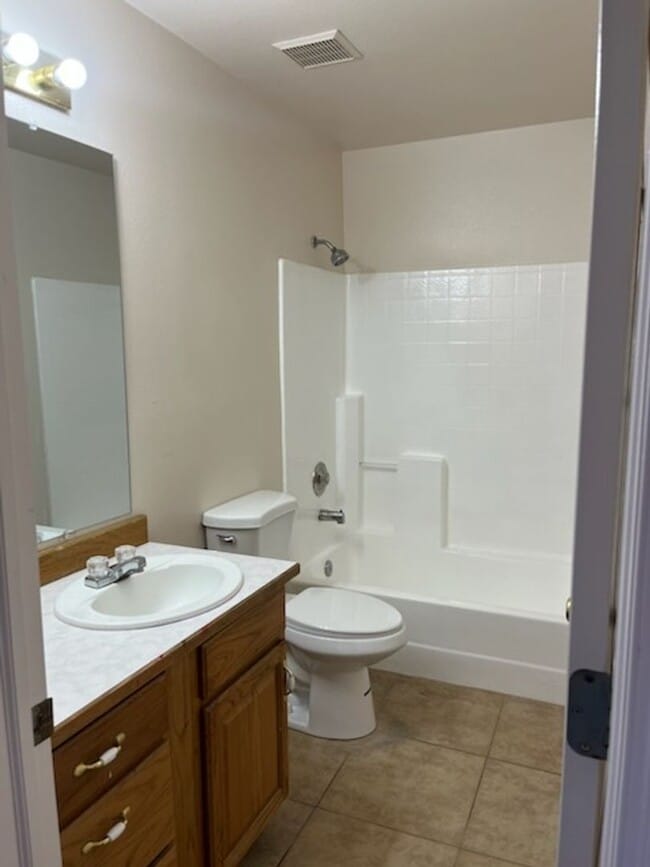 Building Photo - Charming apartment