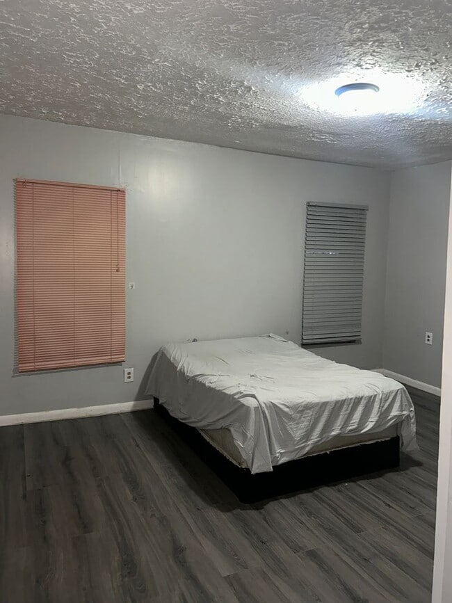 Foto del edificio - Three Bedroom Home