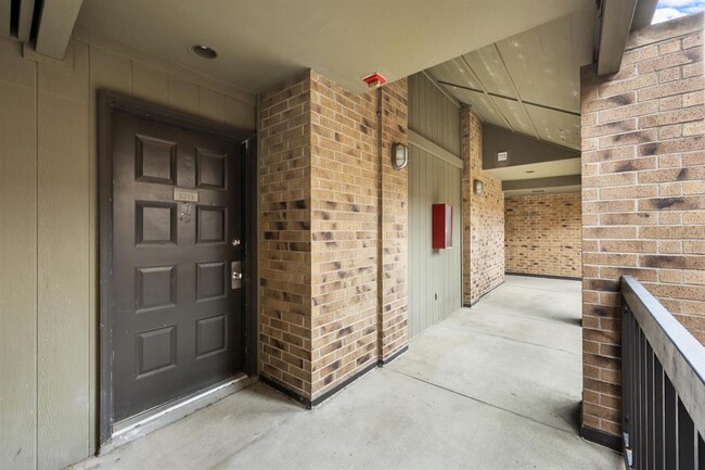Building Photo - 8888 Tallwood Dr