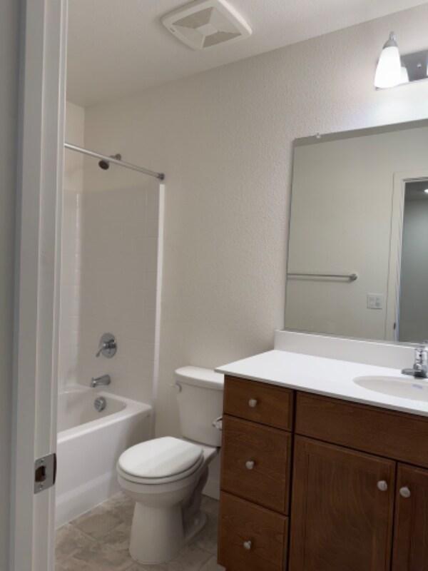 Building Photo - 221 Dylan St