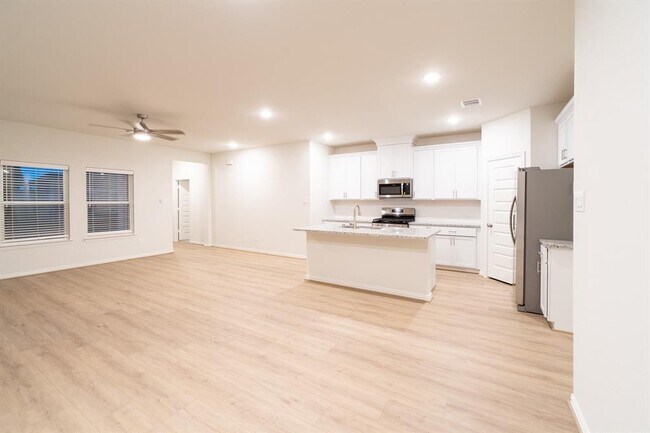 Building Photo - 21126 Lady Of The Lk Ln
