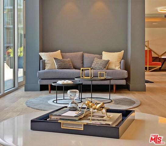 Foto del edificio - 7077 Willoughby Ave