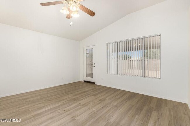 Foto del edificio - 455 N Williams St