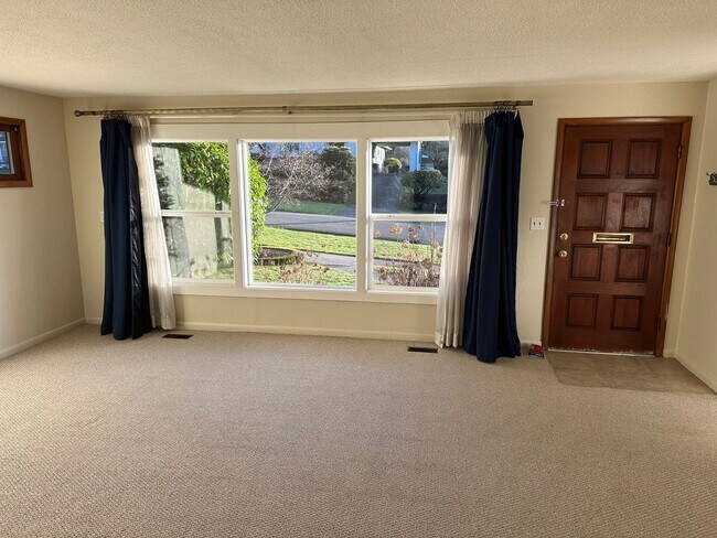 Foto del edificio - Walkable to Silas High School