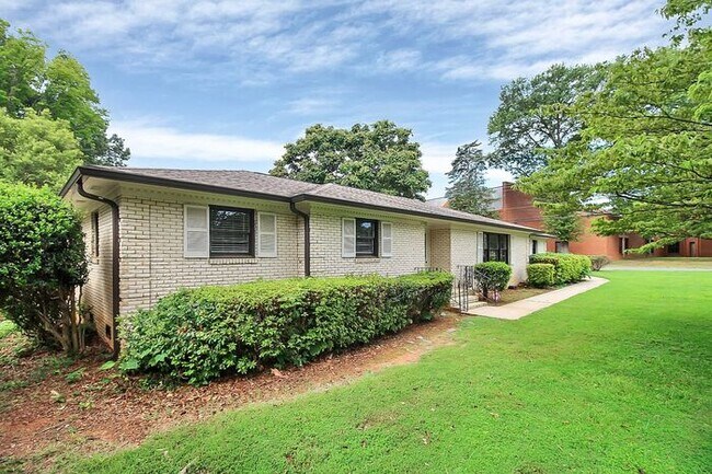Building Photo - 3BD/2.5BA on Large Corner Lot w/ Private F...