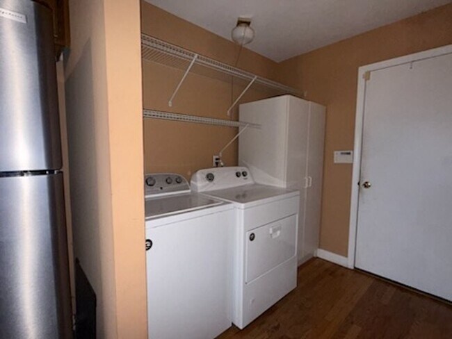 Foto del edificio - Single Family Townhouse with Garage