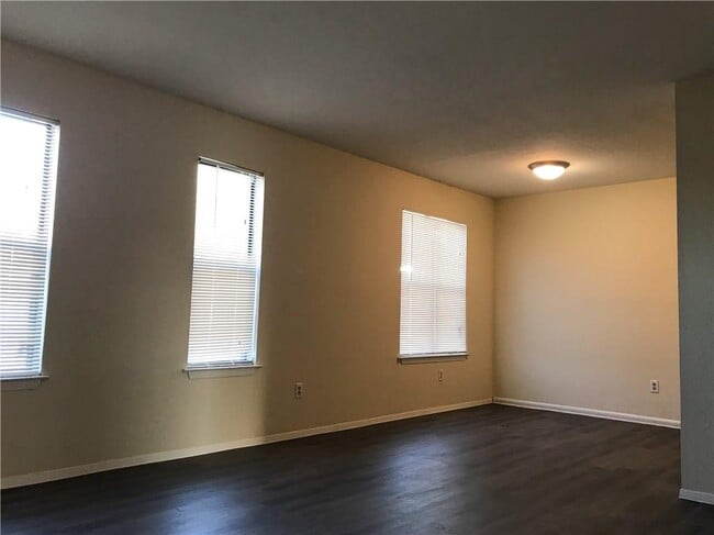 Building Photo - 1203 W 49th St