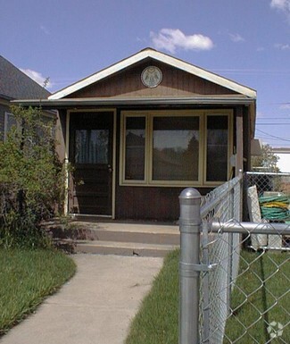 Front porch with garden and roses - 568 N 4th St
