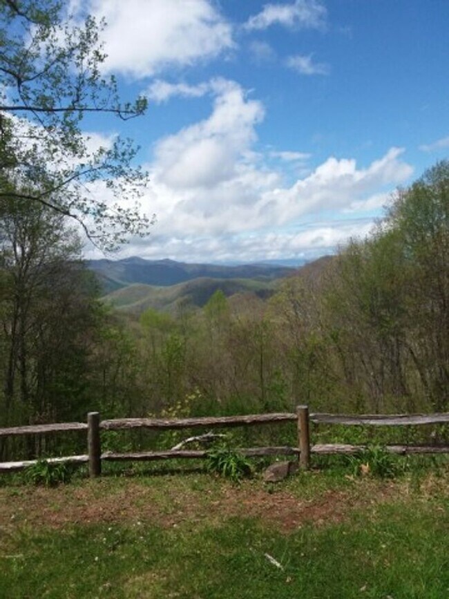 Foto del edificio - $1,600 - 2 Bedroom / 2 Bath Fully Furnished Cabin with an Amazing View in the Pumpkintown Community