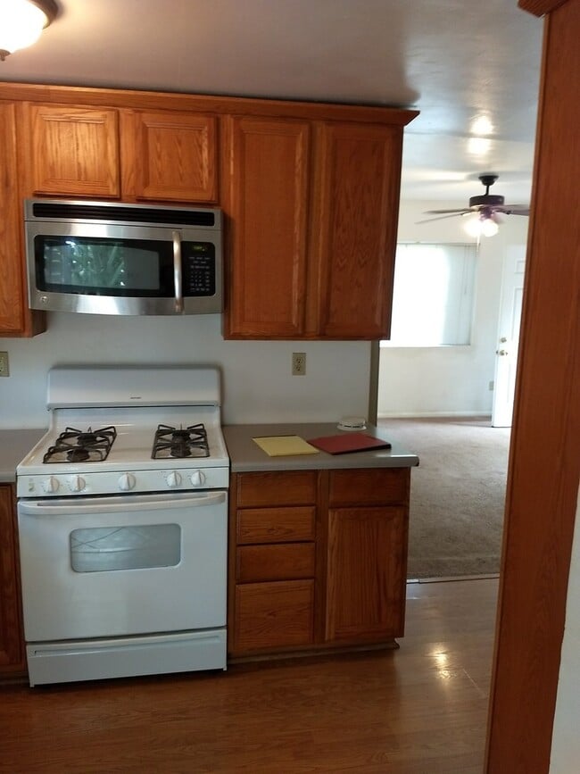 Building Photo - Two Bedroom Downtown Cottage