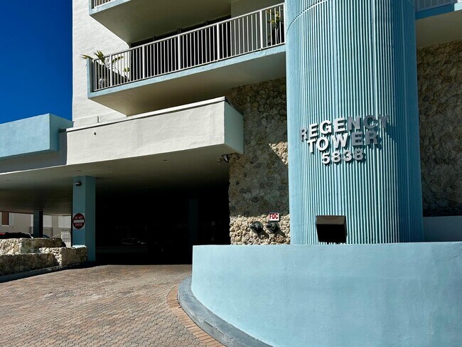 Foto del edificio - 5838 Collins Ave