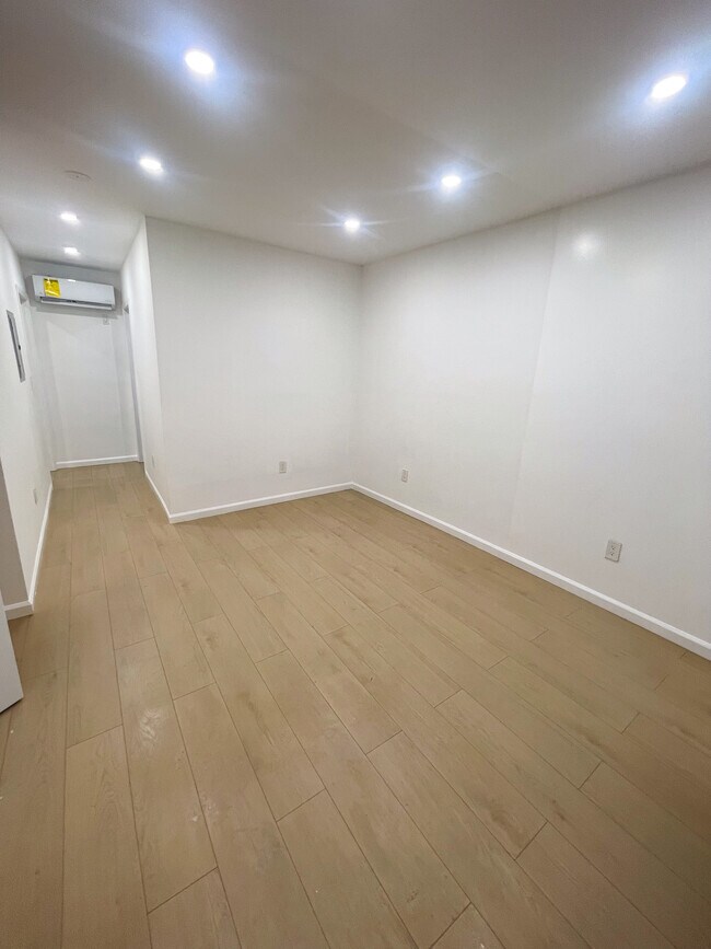 Foto del edificio - 4913 Lynnfield St