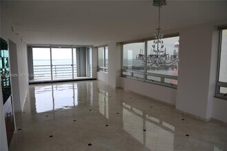 Building Photo - 1541 Brickell Ave