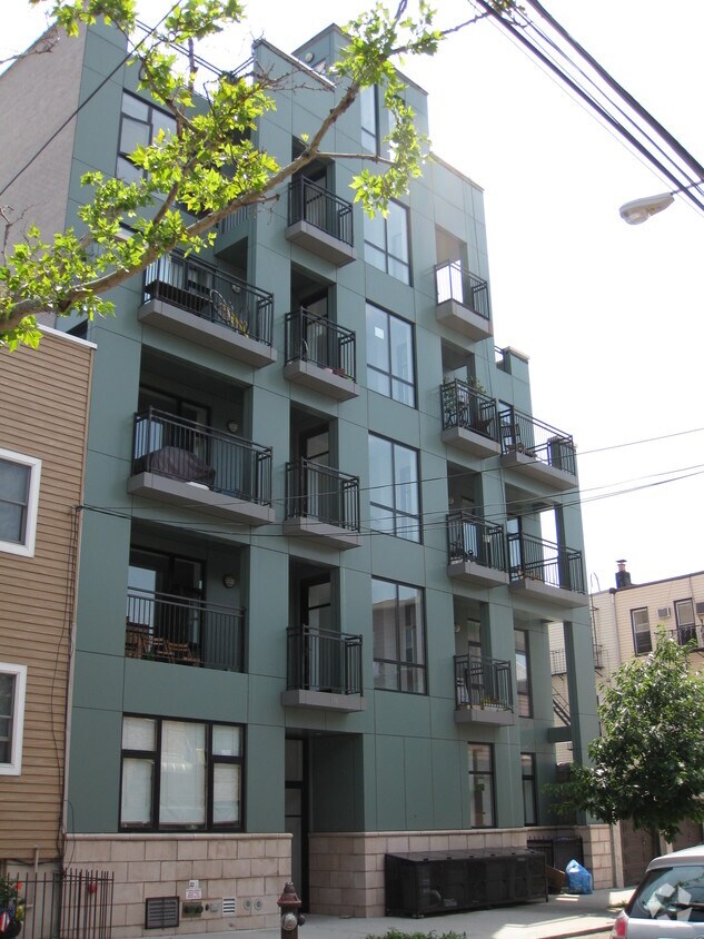 Building Photo - 130 Diamond St