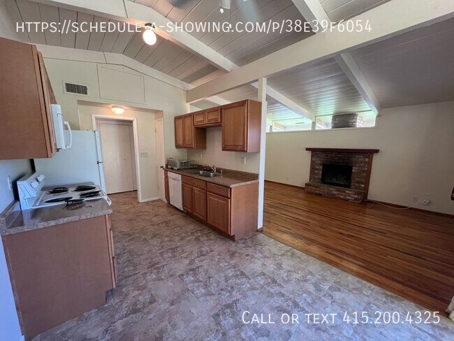 Building Photo - Two Bedroom in Santa Rosa