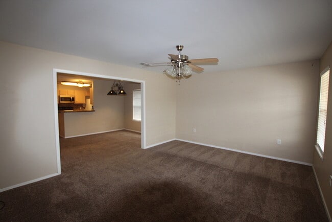 Building Photo - Spacious 3 Bedroom in Whitehouse!