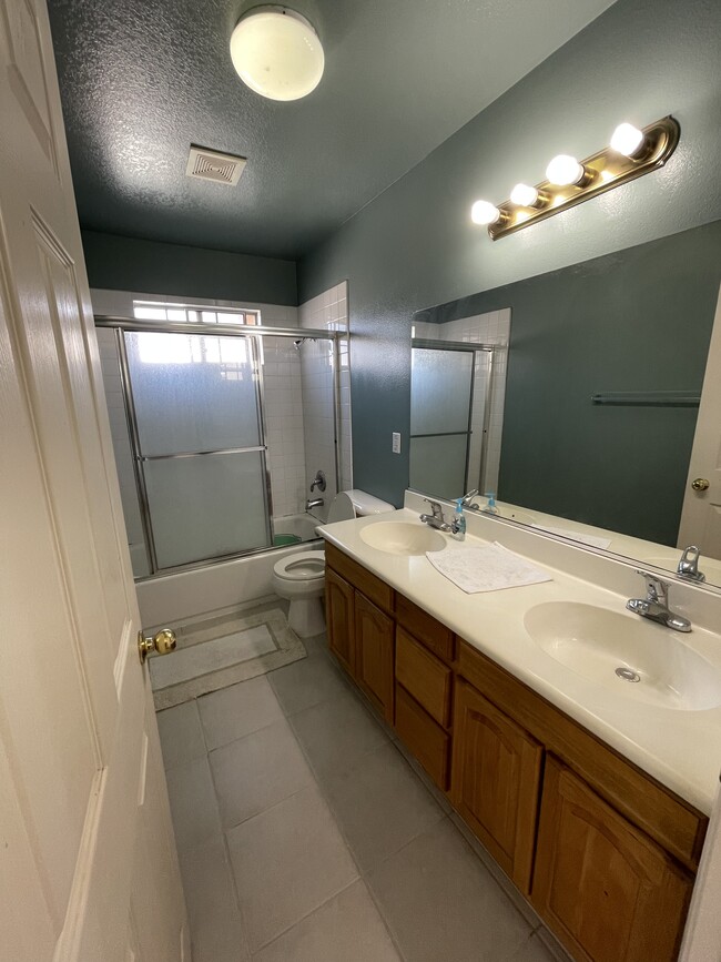 Master bathroom - 4236 Arden Dr