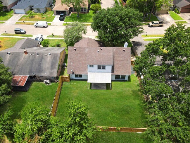 Foto del edificio - 7926 Windy Creek Dr