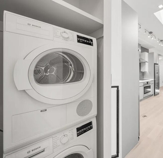 Building Photo - 547 W 47th St