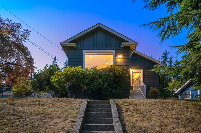 Building Photo - Updated 3-bedroom Bungalow
