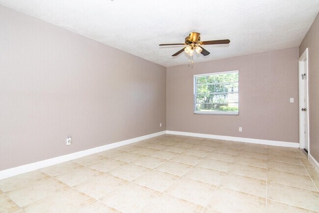 Foto del edificio - Ground Floor - 2 Bedroom 2 Bath w/ Fenced Back Yard - For Lease in Brandon, FL