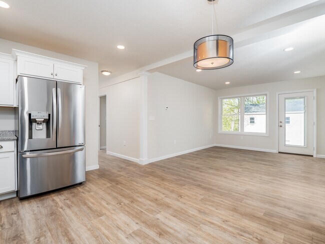 Cocina/comedor/sala de estar de planta abierta - 185 Woodland Ave