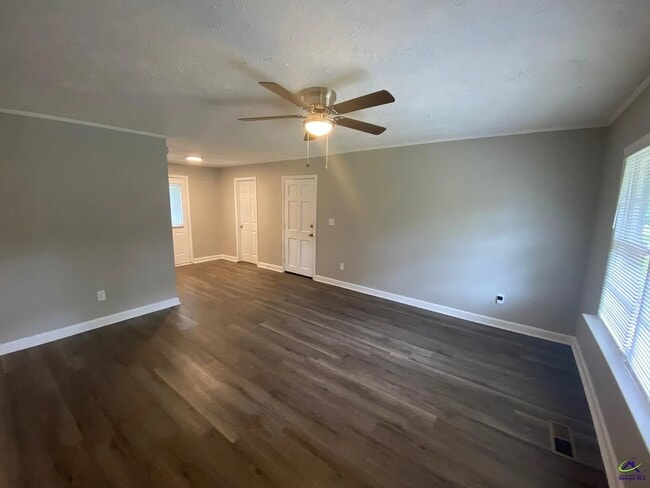 Building Photo - 827 Oak Ridge Dr