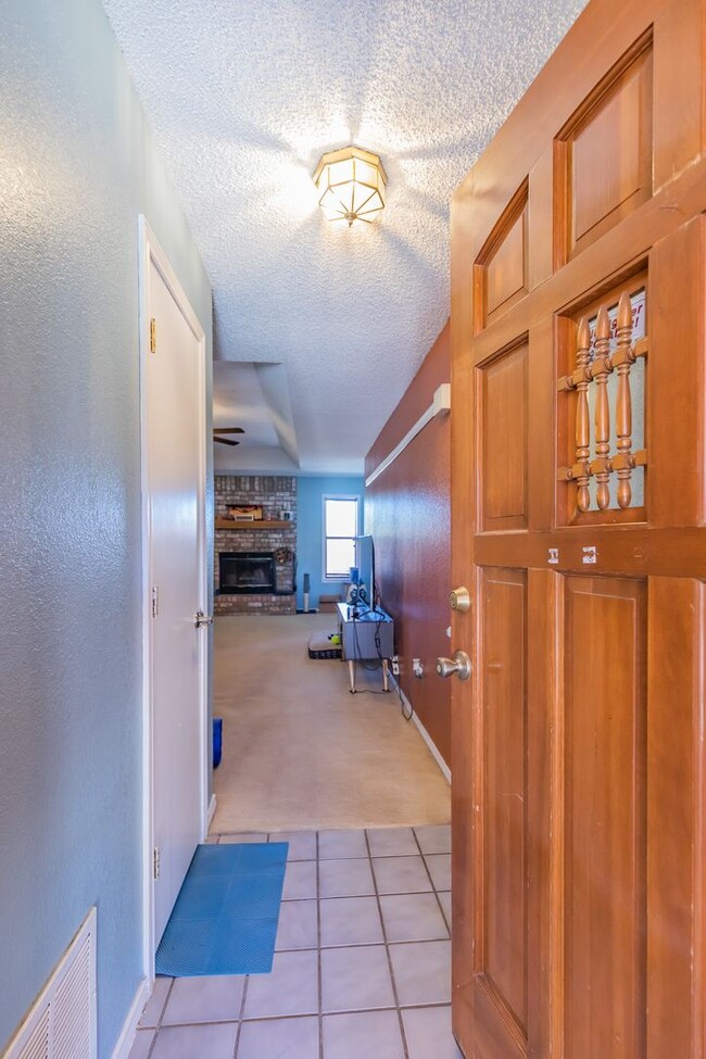 Building Photo - Beautiful 3 Bedroom/2 Bath Home