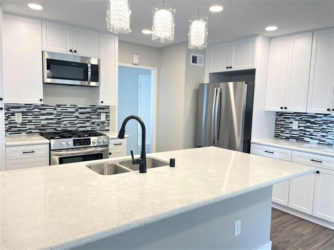 Foto del edificio - Adorable Riverside Single Story- Just in time for Summer!