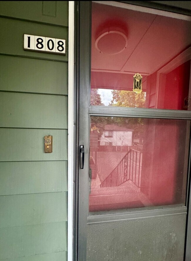 Building Photo - Vintage Irvington Top Floor 2 Bed~ Off Str...