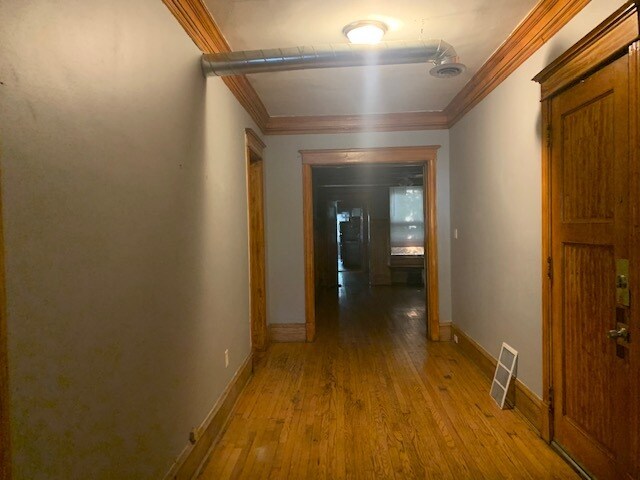 entry way - 5124 S Michigan Ave