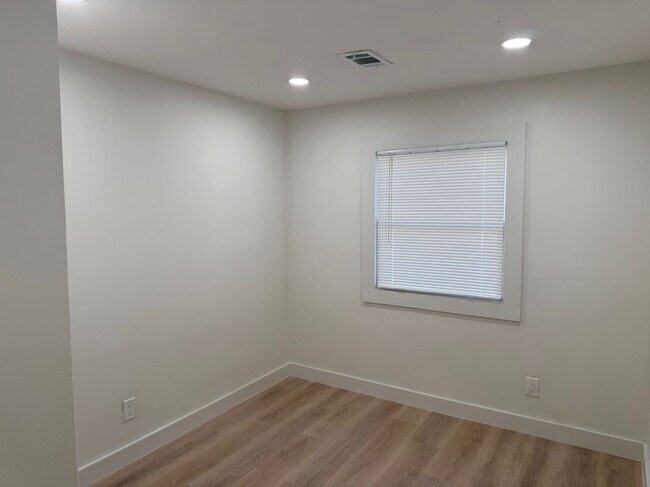 Foto del edificio - 1777 Bond Dr SW