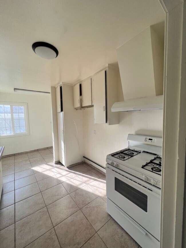 Building Photo - Spacious w/Large Yard!