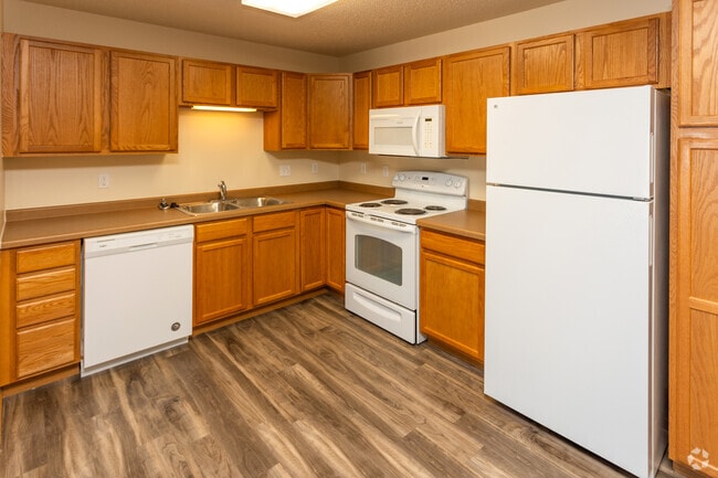2BR, 2BA - 1,010SF - Kitchen - Calico Apartments