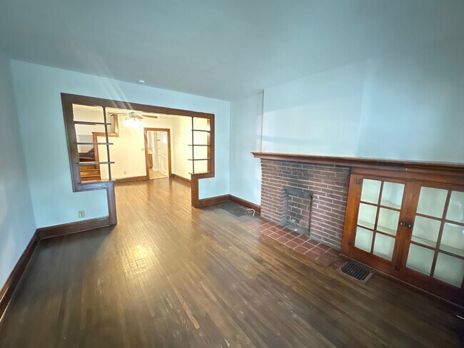 Building Photo - E Hudson St 117-119 NSLLC