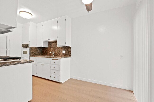 Building Photo - 1550 Saltair Ave, prime West LA location!